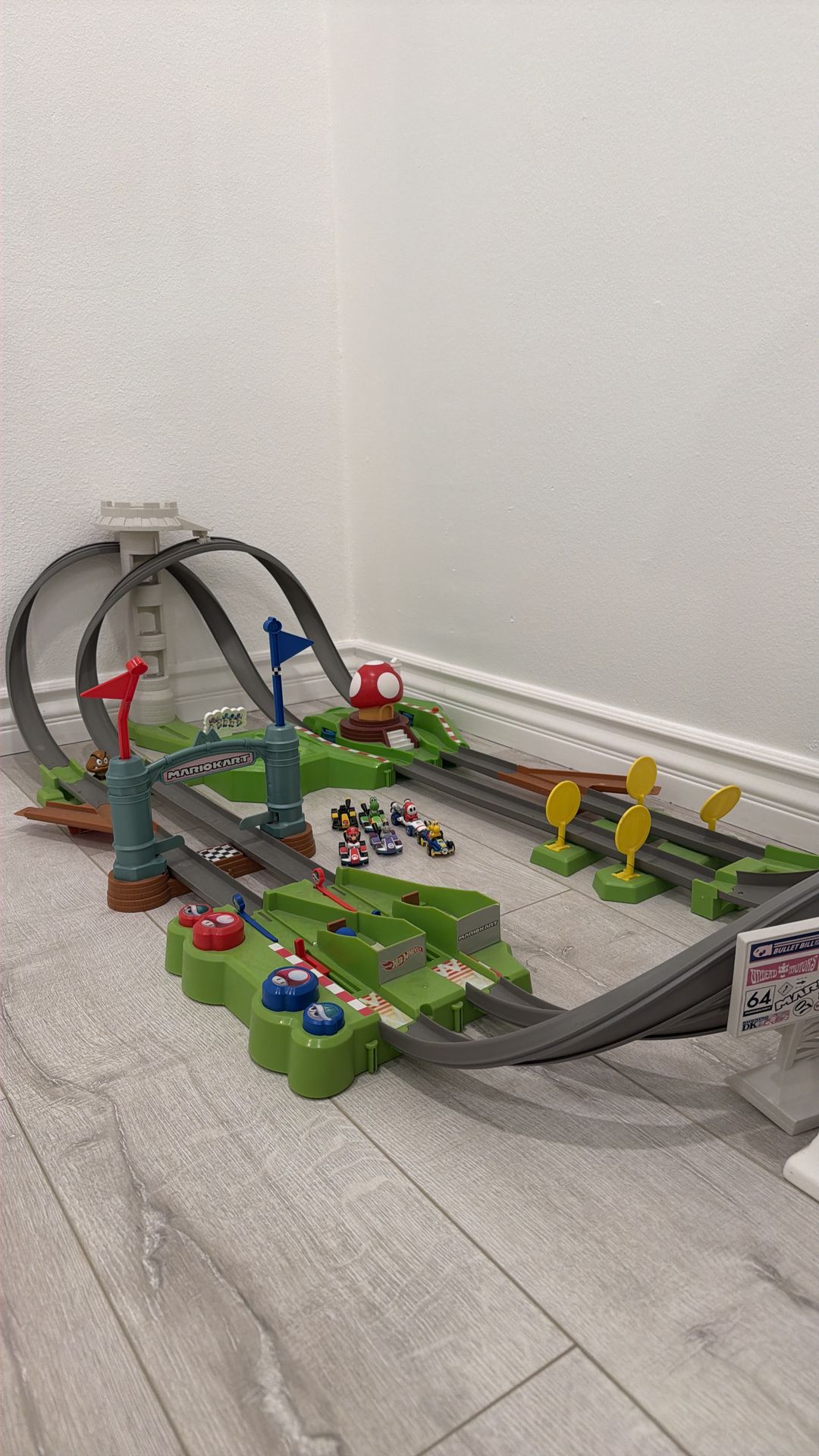 Hot Wheels Mario Kart Circuit Track Set & 6 Toy Vehicles