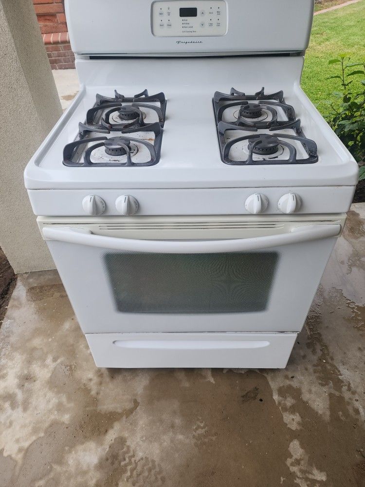 Frigidaire Gas Stove for Sale in Anaheim, CA OfferUp