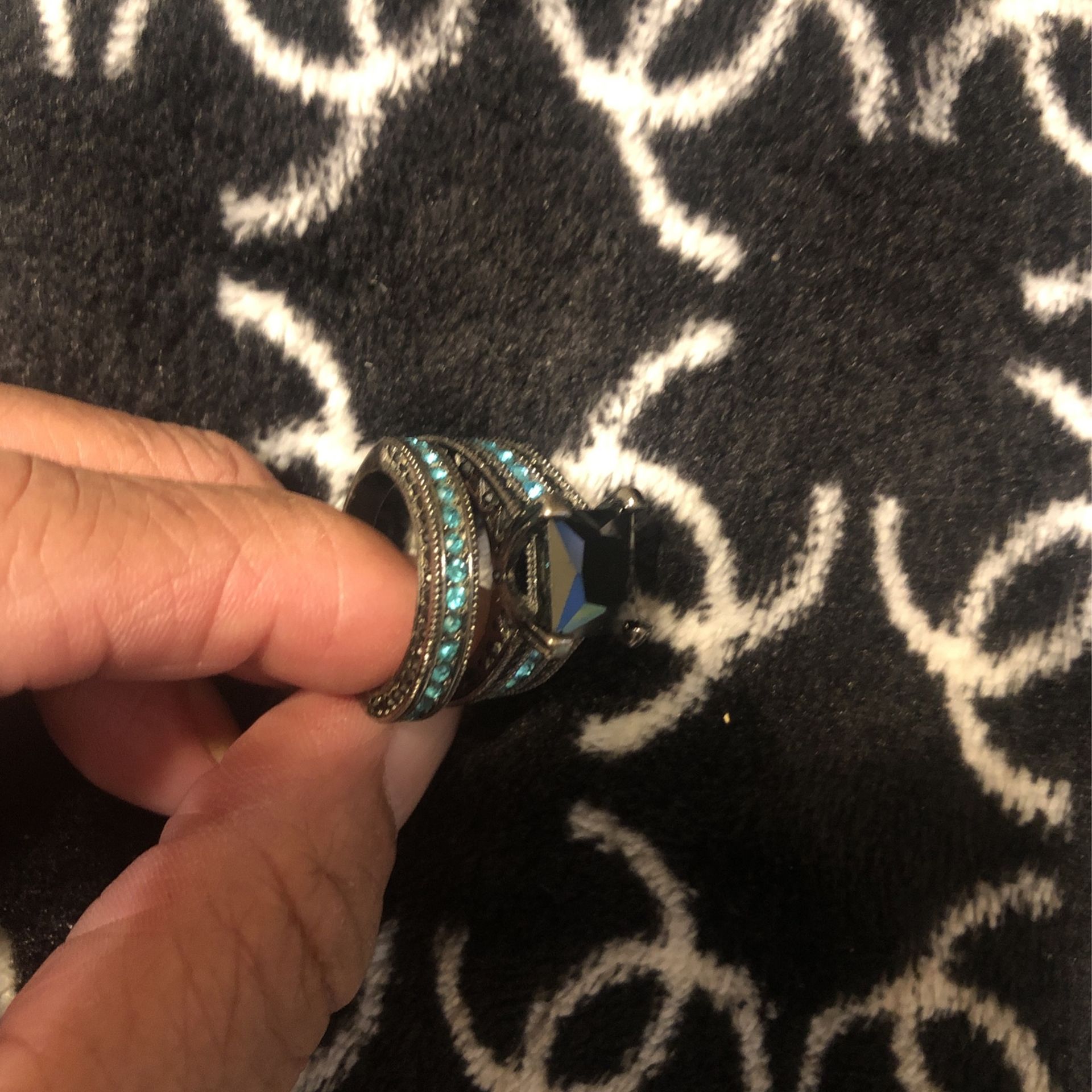 New 2 Piece Wedding Ring Size 7 (Green)