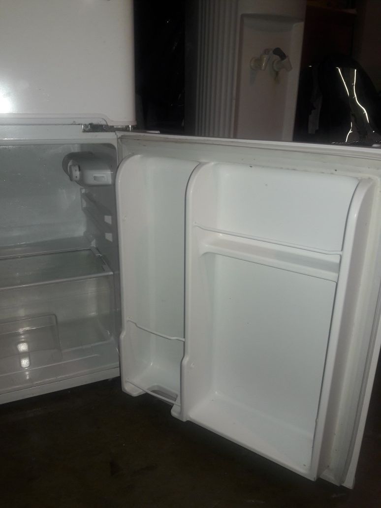 Mini fridge by Igloo