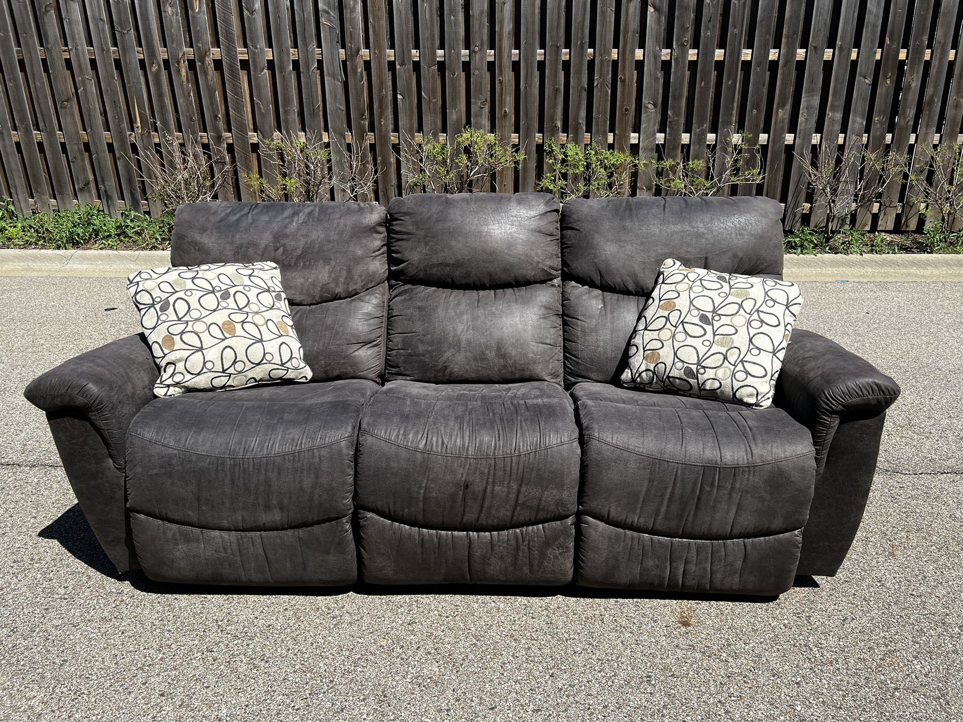 Beautiful Gray Lazy-E-Boy Recliner Couch! ***Free Delivery***