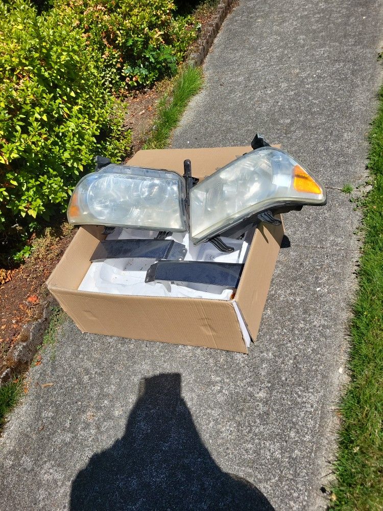 Headlights For 2012 Toyota TUNDRA 
