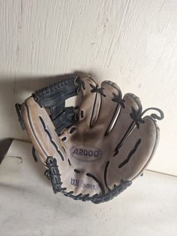 A2000 FASTPITCH SOFTBALL GLOVE, 11.75