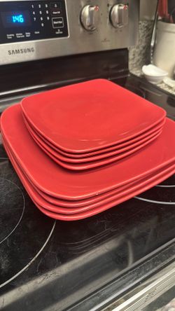 4 dinner plates and 4 cake plates