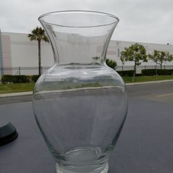 Flower vase. Glass. 10: 1/2 " Tall.