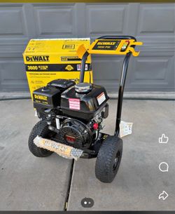 DEWALT 3600 PSI 2.5 GPM Gas Pressure Washer with Honda GX200 Engine