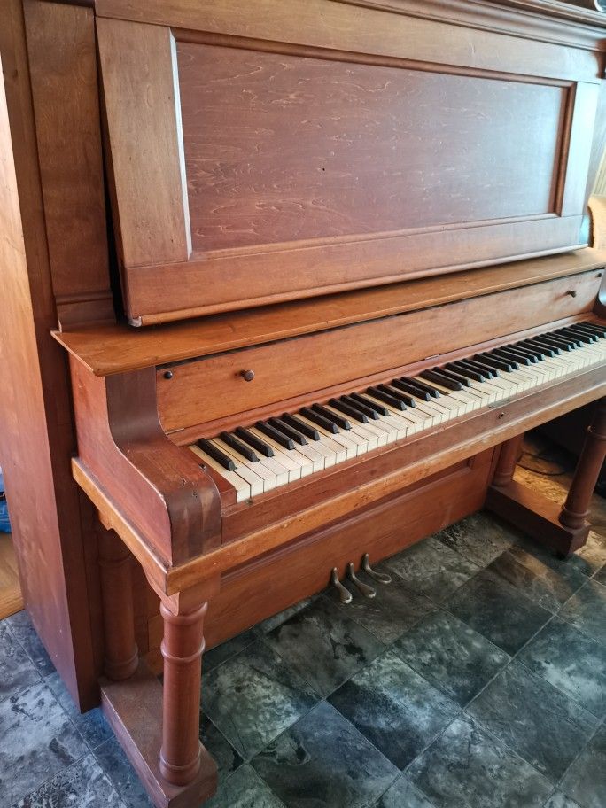 Piano,all wood make,free pick up,nice sound.