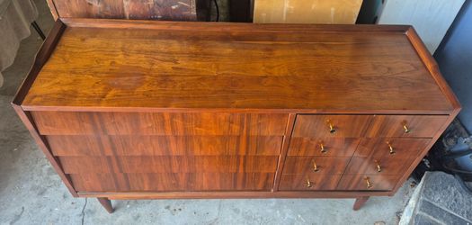 Mid century Modern walnut Dresser from panorama city 
Two Minor blemishes on top
Height 31"
Width 56"
Depth 18"
Delivering is Extra DM me.