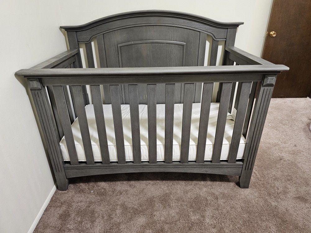 Beautiful Baby Crib with Mattress 