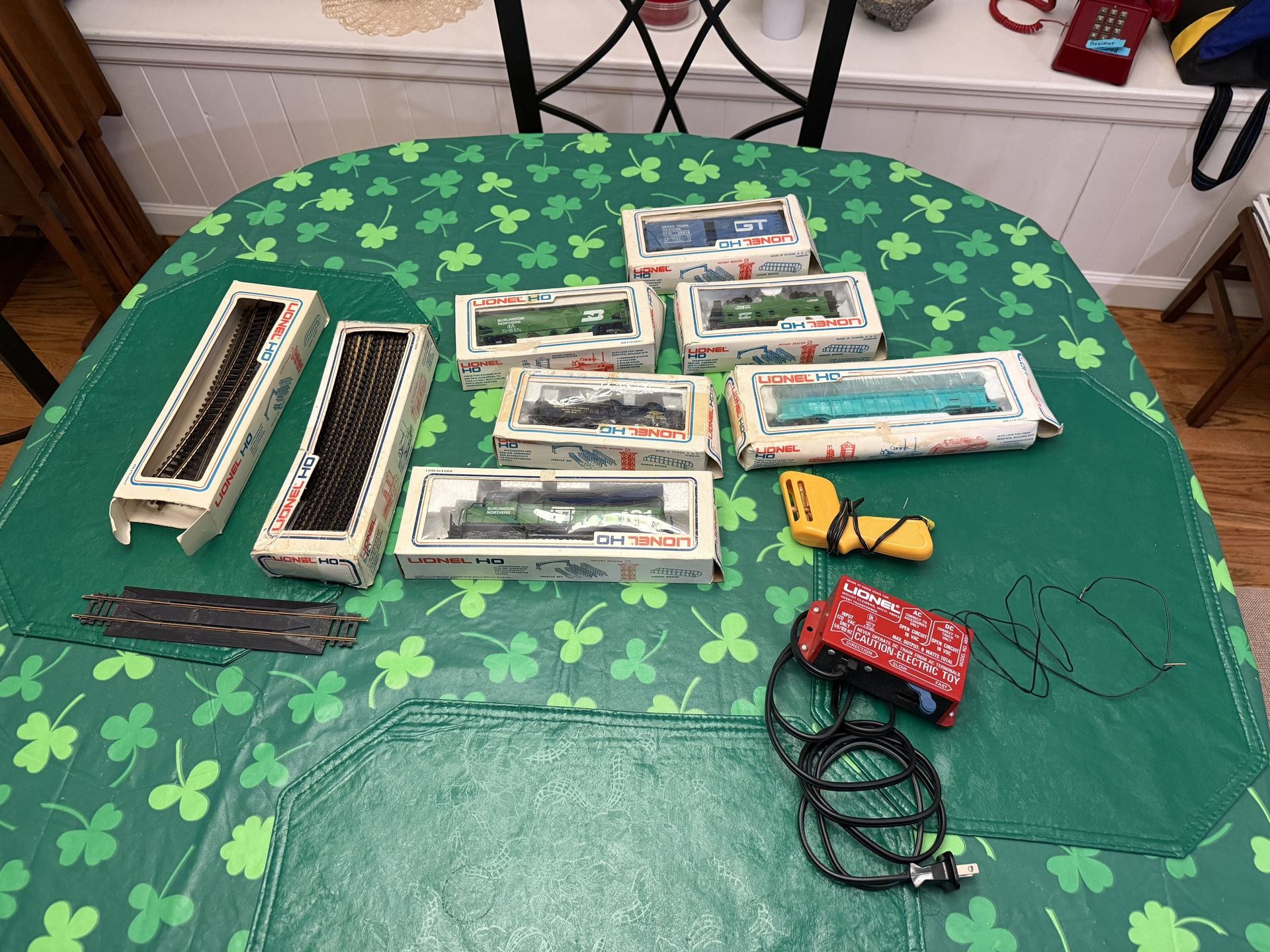 Lionel HO - Trains, Tracks, And Transformer