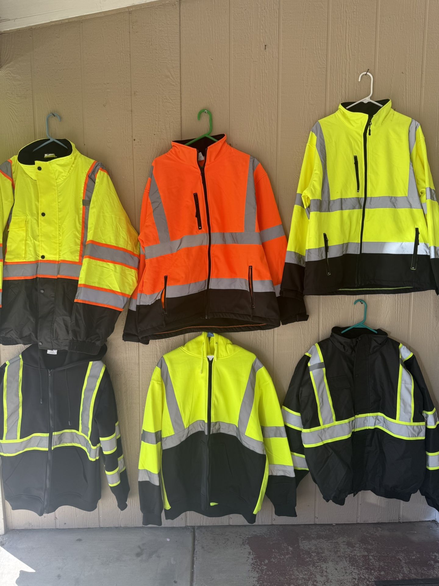 Sudaderas De Frio Y Chamarras Contra El Agua.