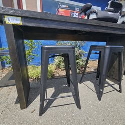 Bar With 2 Stools