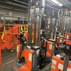 TOYOTA WALKIE STACKER MODEL 8BWS13