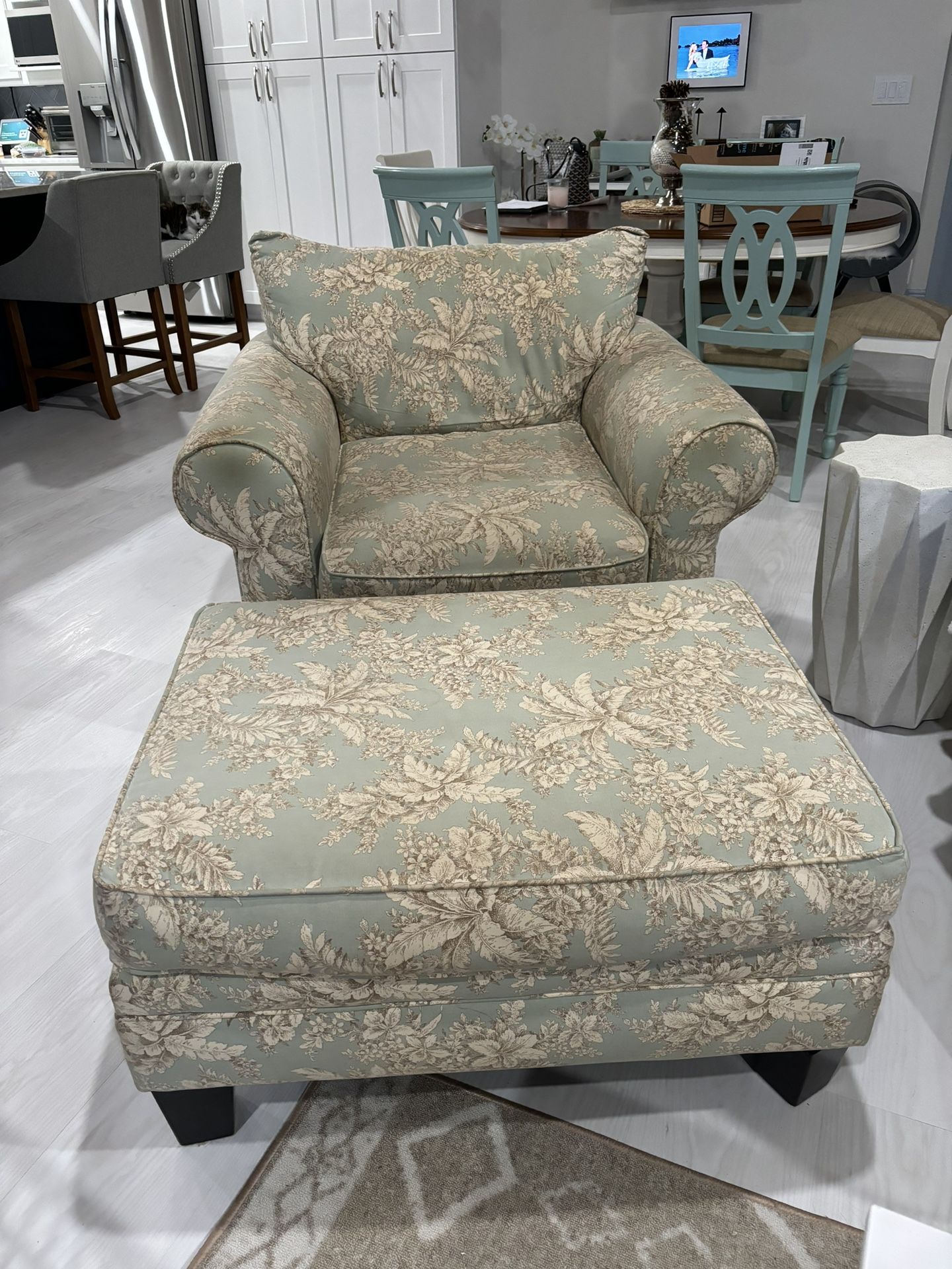 Gorgeous Oversized Lounge Chair With Footrest 