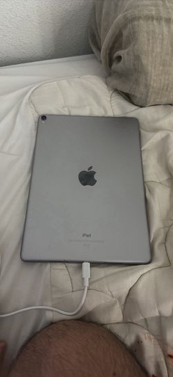 Apple iPad Pro 10.5” (Space Gray) – Charger Included