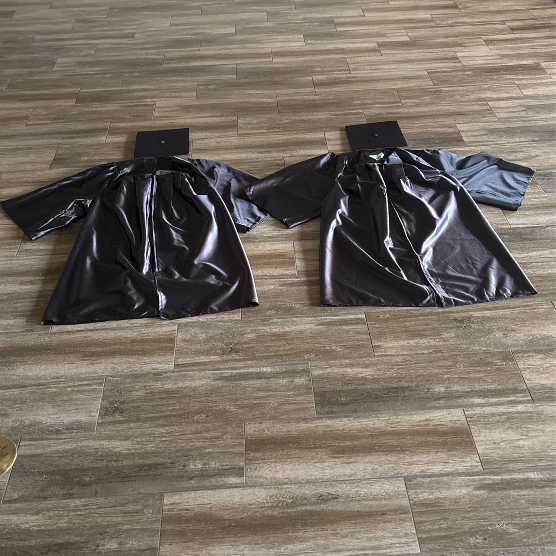 Shiny Finish Graduation Set Cap And Gown