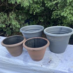 Set Of 4 Outdoor Pots Plastic In Excellent Condition