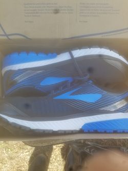 Brooks Men shoes size 10.5