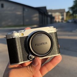 FUJIFILM X-M5 (Like new) NO LENS. BODY ONLY. 