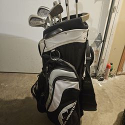 Right Handed Women's Golf Clubs and Bag