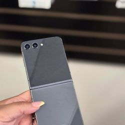 Galaxy ZFlip 5 UNLOCKED 256GB