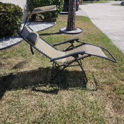 ZERO GRAVITY CHAIR  WITH PILLOW AND  SUNSHADE