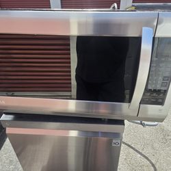 DEAL - BEAUTIFULL LG 30" MICROWAVE AND 24" STEAM DISHWASHER WITH 3RD RACK IN STAINLESS STEEL  SET 