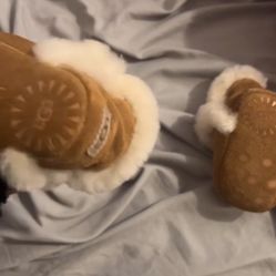 INFANT CHESNUT UGGS SIZE 0/1