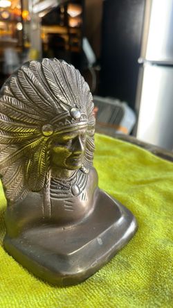 Chief metal ornament