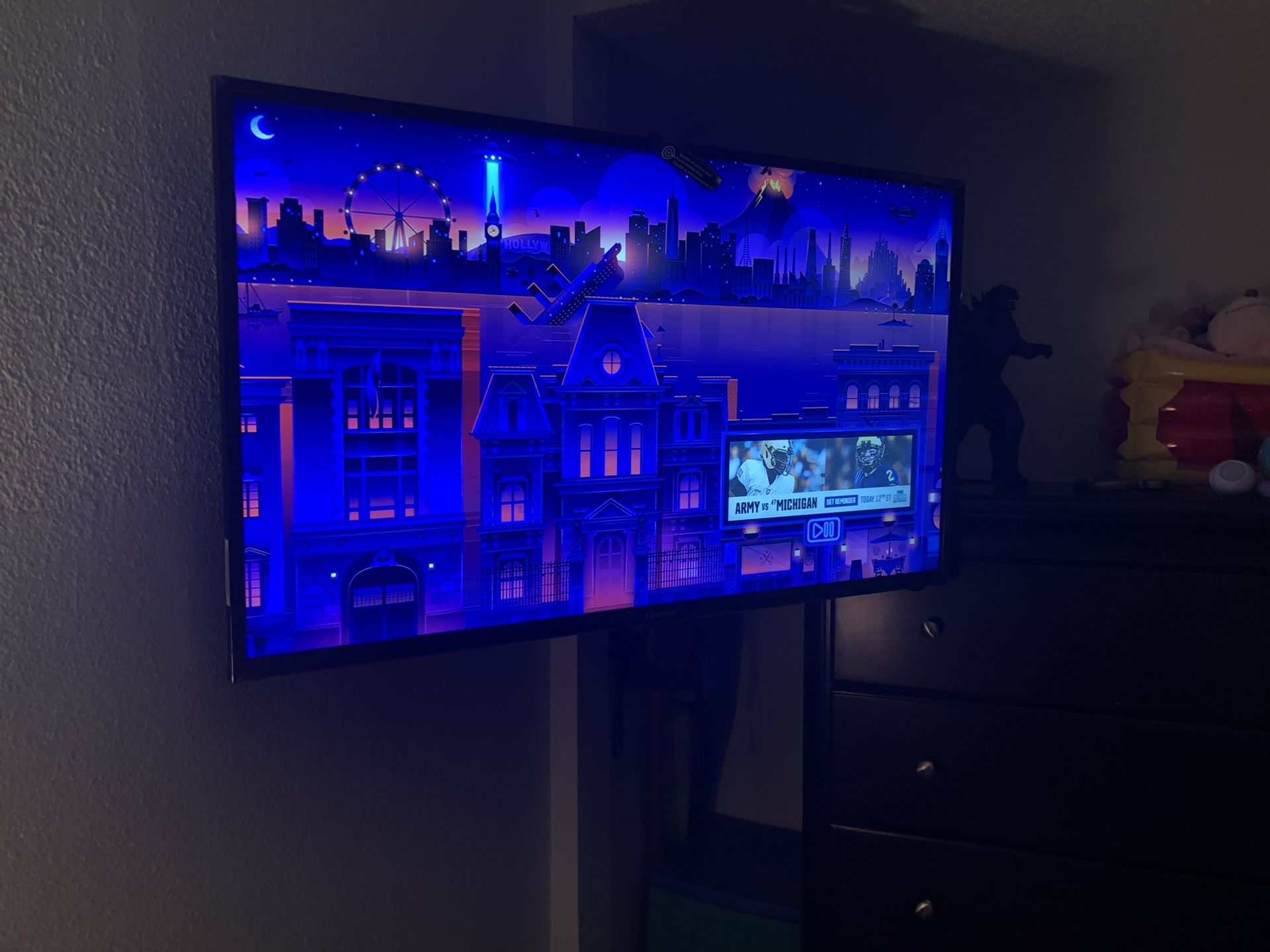 40 inch hisense tv with Roku and wall mount