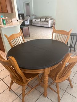 Round Dining Table with 4 Chairs
