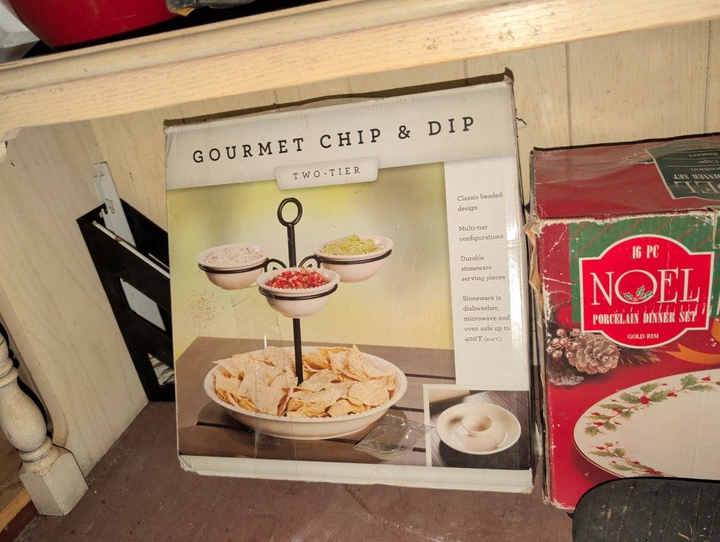 GOURMET CHIP & DIP
TWO-TIER Dish Set