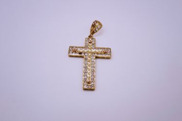 10 K cross cluster pendant with non-diamonds