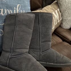 Bearpaw Boots Size 7 ($5 /pair) 