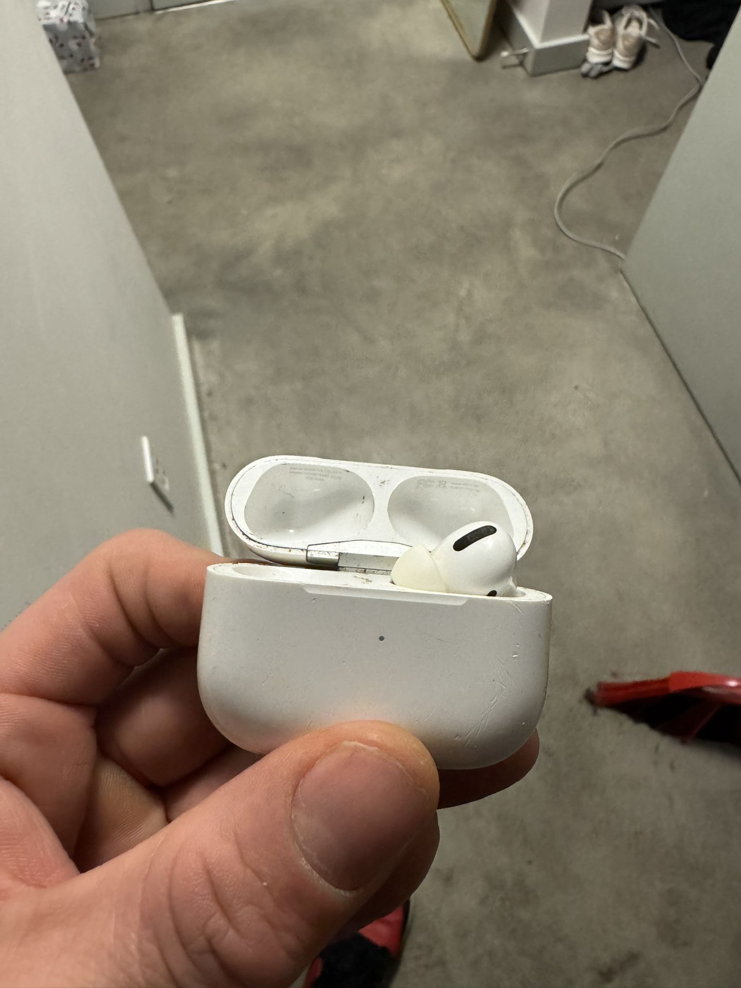 AirPod Pro. Case And 1 Bud