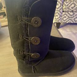 UGG Bailey Button triplet womens size 6