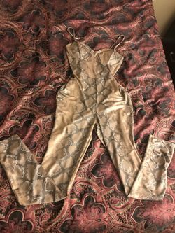 Fashion nova size medium stretch can fit a large