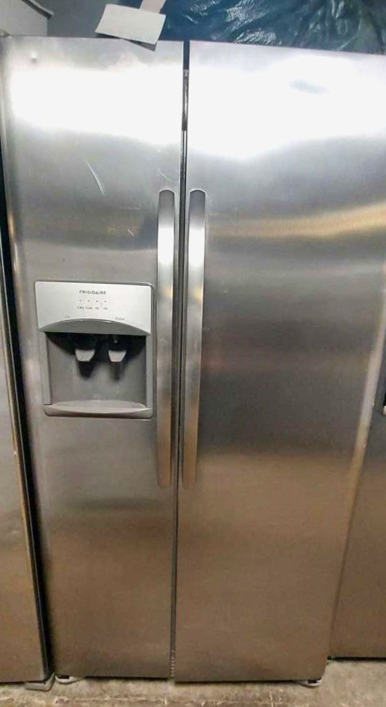 New Frigidaire 26 Cu Ft Side by Side Fridge