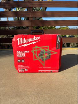 Brand new Milwaukee 3632-21 M12 Green 360° 3- Plane Laser Kit