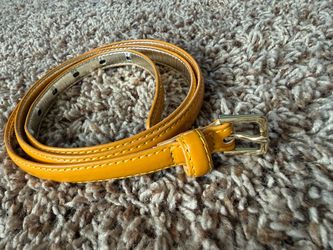 Beautiful dark yellow/goldenrod womens belt. Size large.