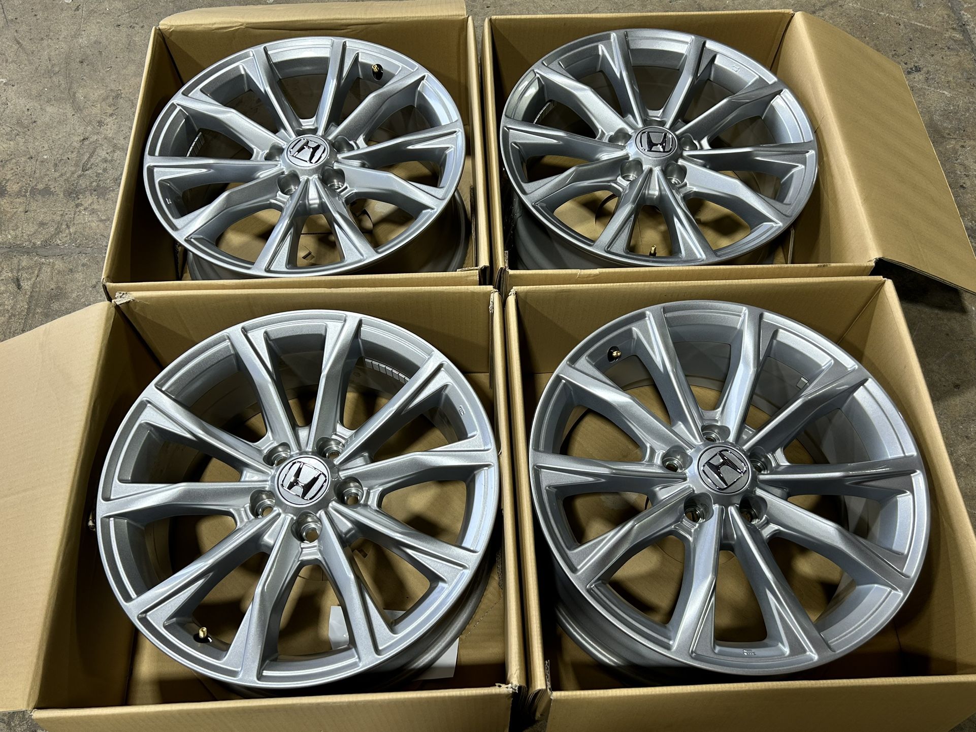 18x7.5 set of 2023 Factory OEM Honda Wheels. they are in new condition