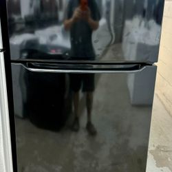 Black Frigidaire 18 Cu Ft Refrigerator