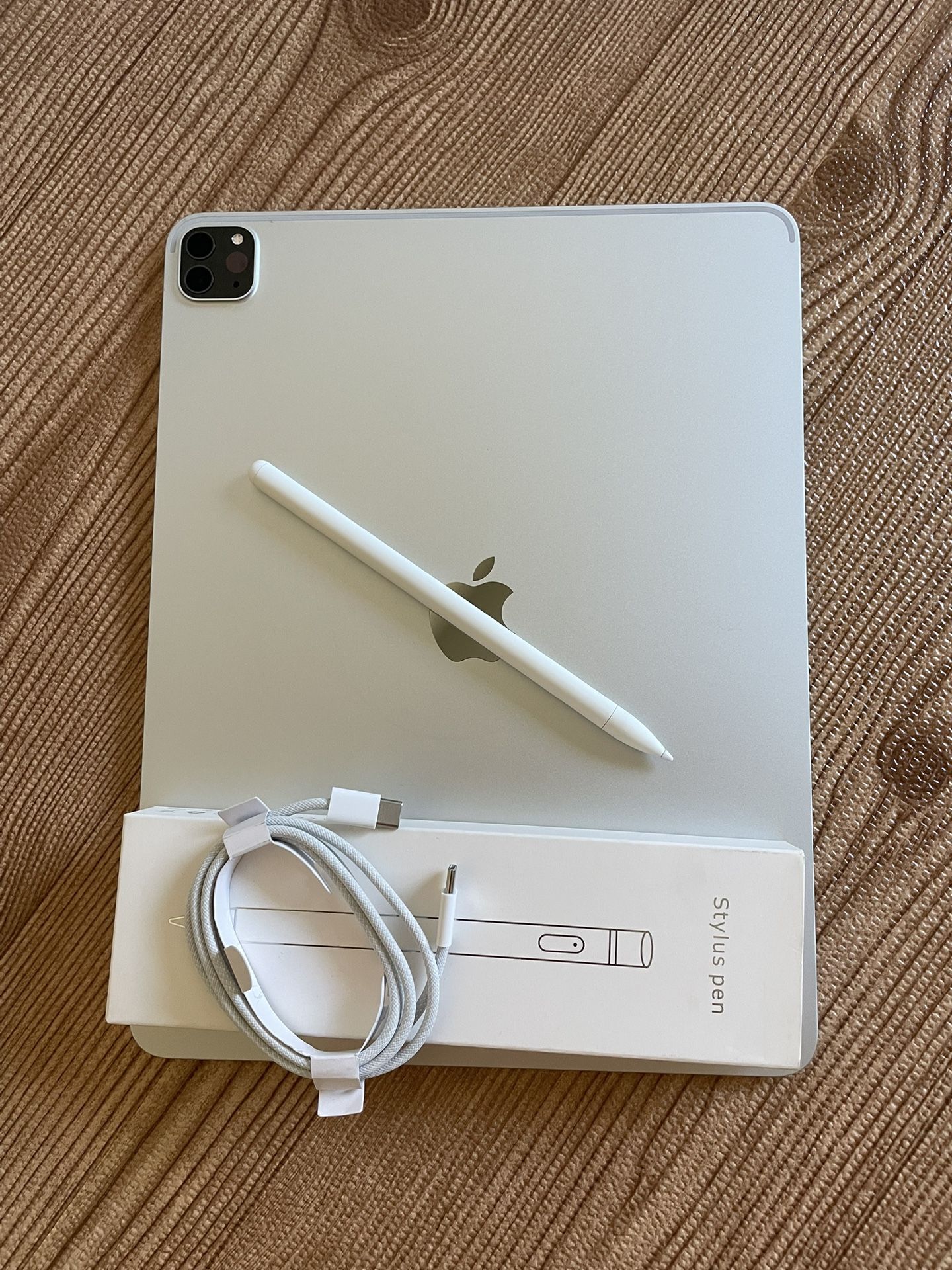 iPad Pro 12.9” (M1 chip / 2021) 5th Generation 128GB with  keyboard case and pen & Accessories 