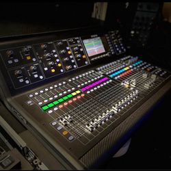 Midas M32 Live w/ Dog House Roadcase 