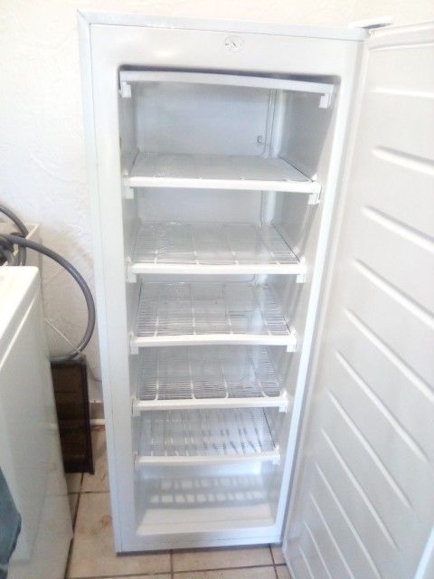 Upright Freezer With 5 Shelves