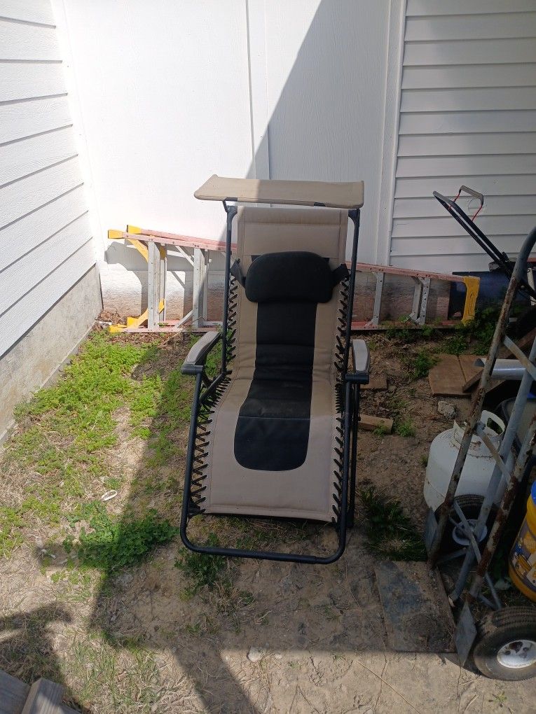 Foldable Lounge Chair With Overhead Shade