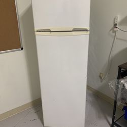 White Refrigerator With Top Freezer - Works Great