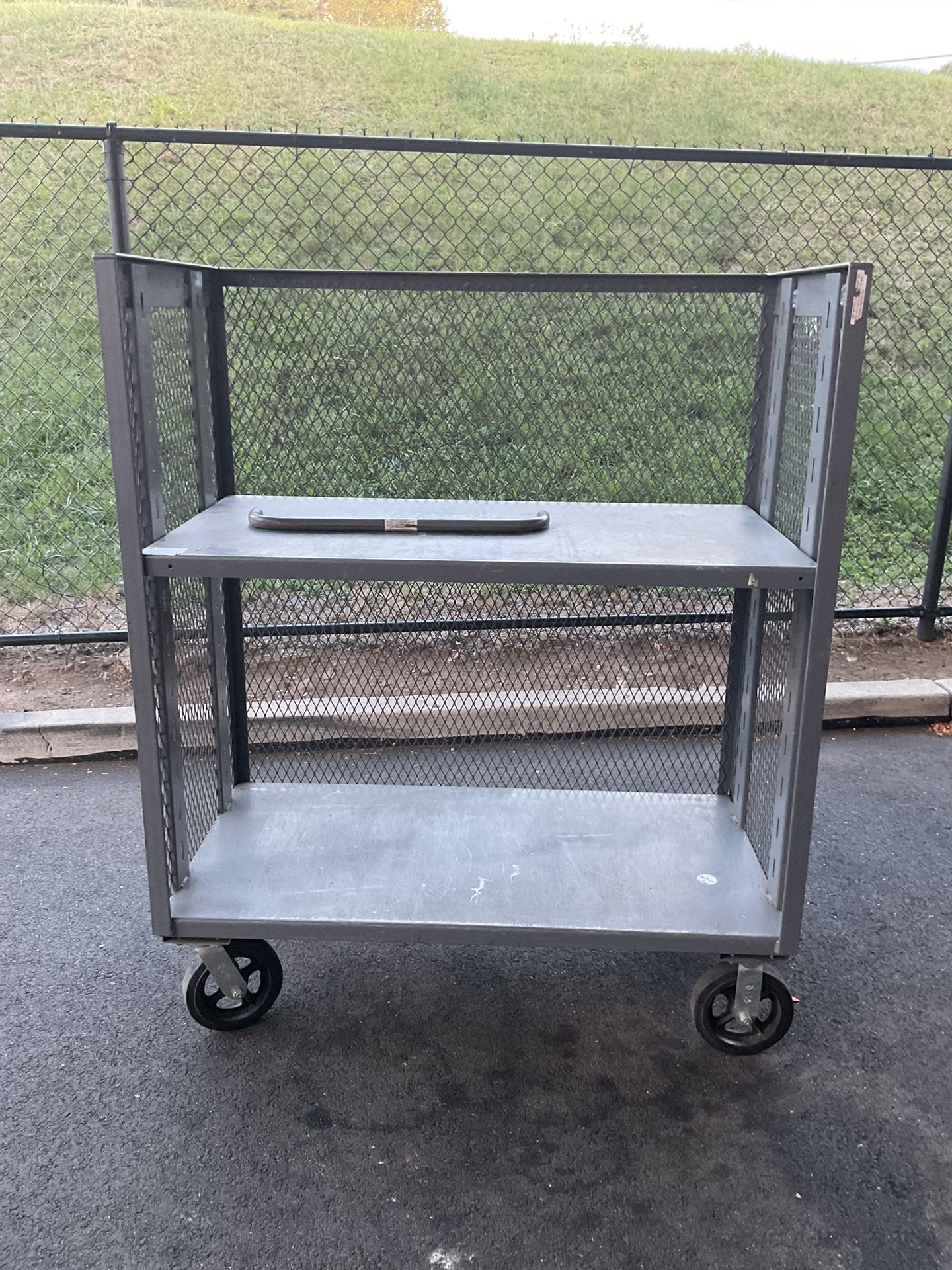 METAL INDUSTRIAL CART WITH ADJUSTABLE SHELVING 
