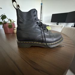 Dr. Martens 1460 Black Leather Boots Size 9 – Classic / Gently Used