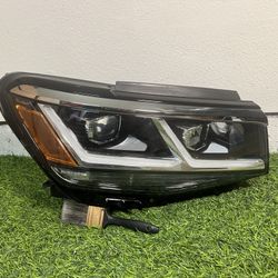 20-23 VW Atlas Cross Right Headlight